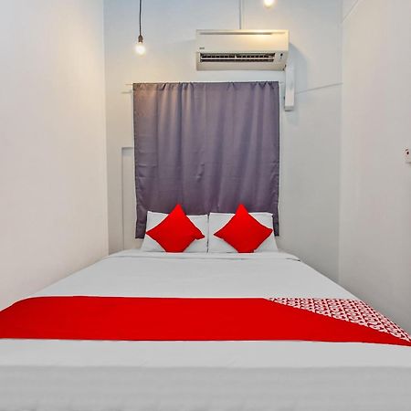Super Oyo 44032 Zzz Hotel Malacca Esterno foto