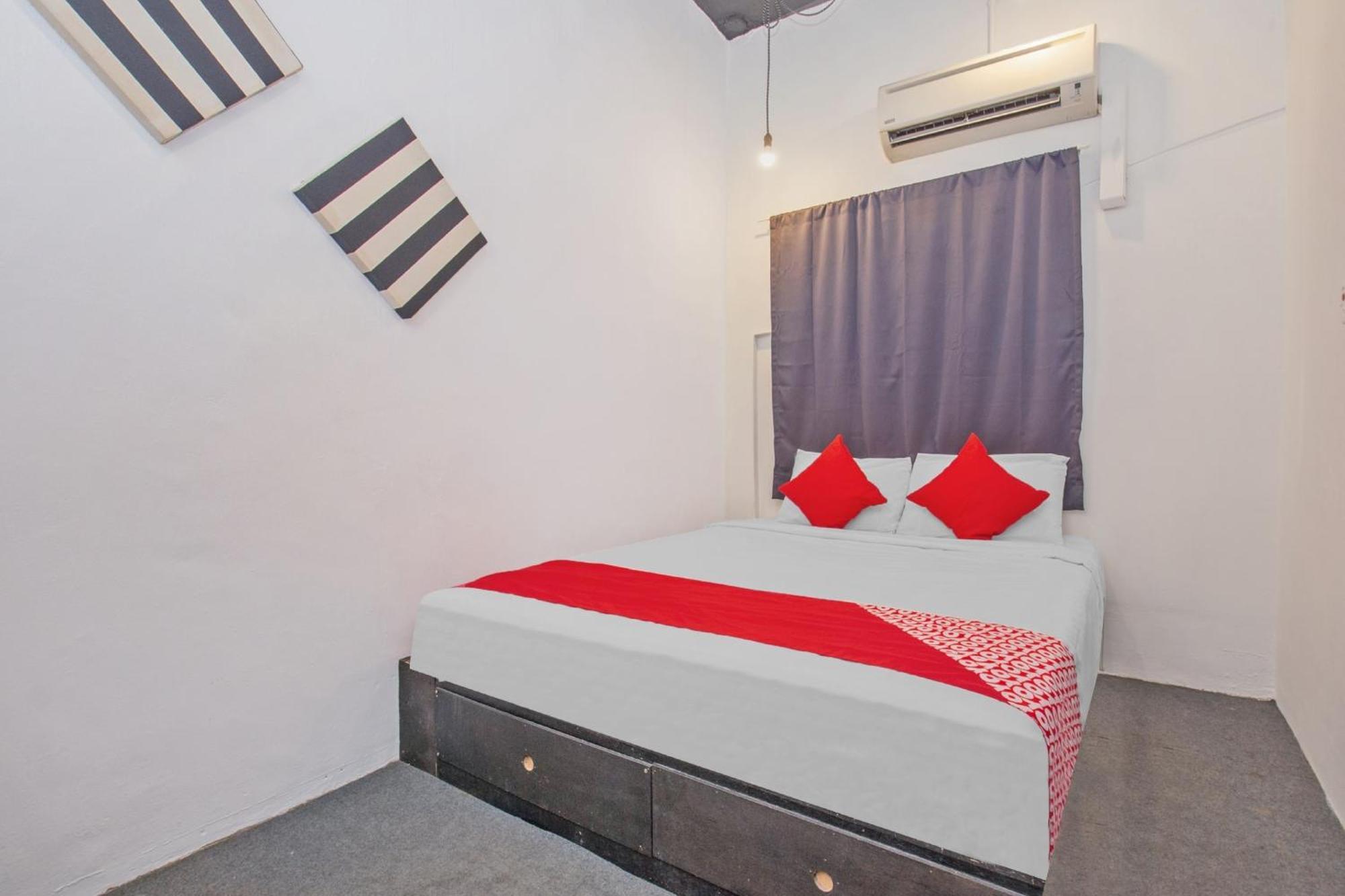 Super Oyo 44032 Zzz Hotel Malacca Esterno foto